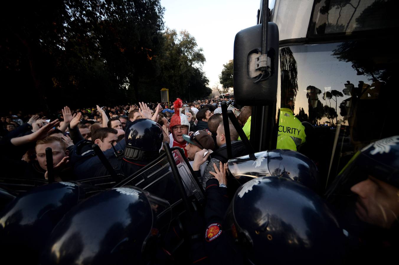 Hinchas del Feyenoord provocan graves disturbios en Roma