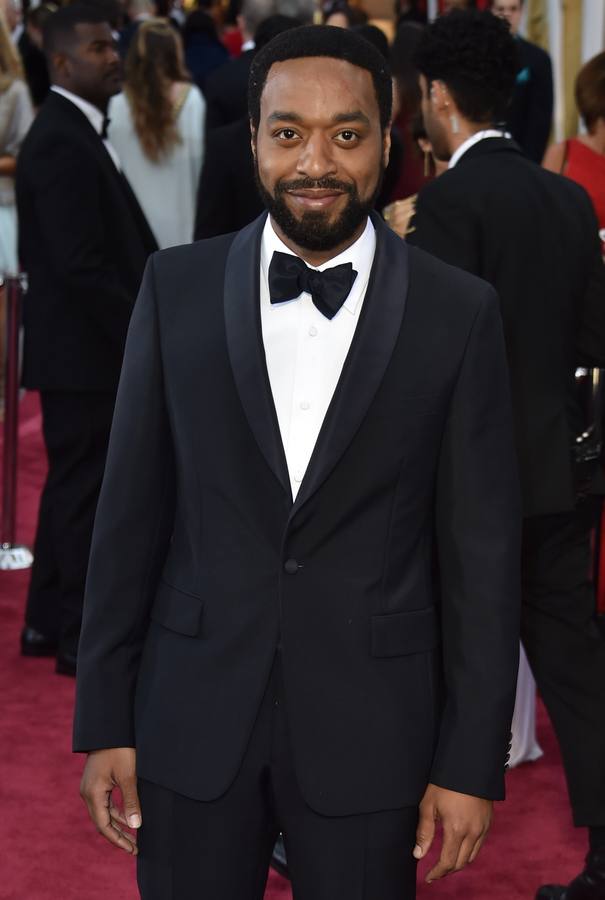 Chiwetel Ejiofor, candidato el año pasado por su papel en '12 años de esclavitud', posa a su llegada al Dolby Theatre de Los Ángeles.