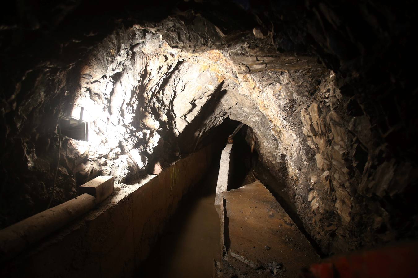 El alcalde de Oviedo visita las obras del canal de agua del Aramo