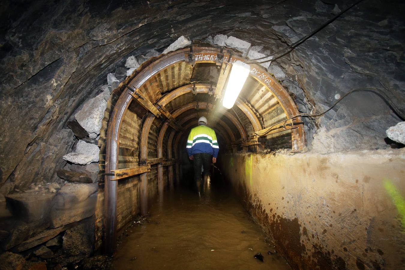El alcalde de Oviedo visita las obras del canal de agua del Aramo