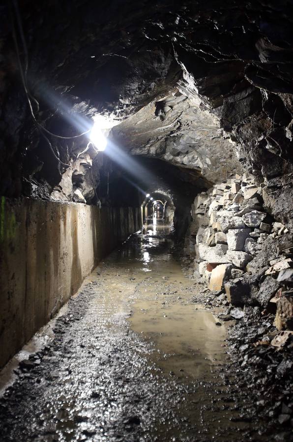 El alcalde de Oviedo visita las obras del canal de agua del Aramo