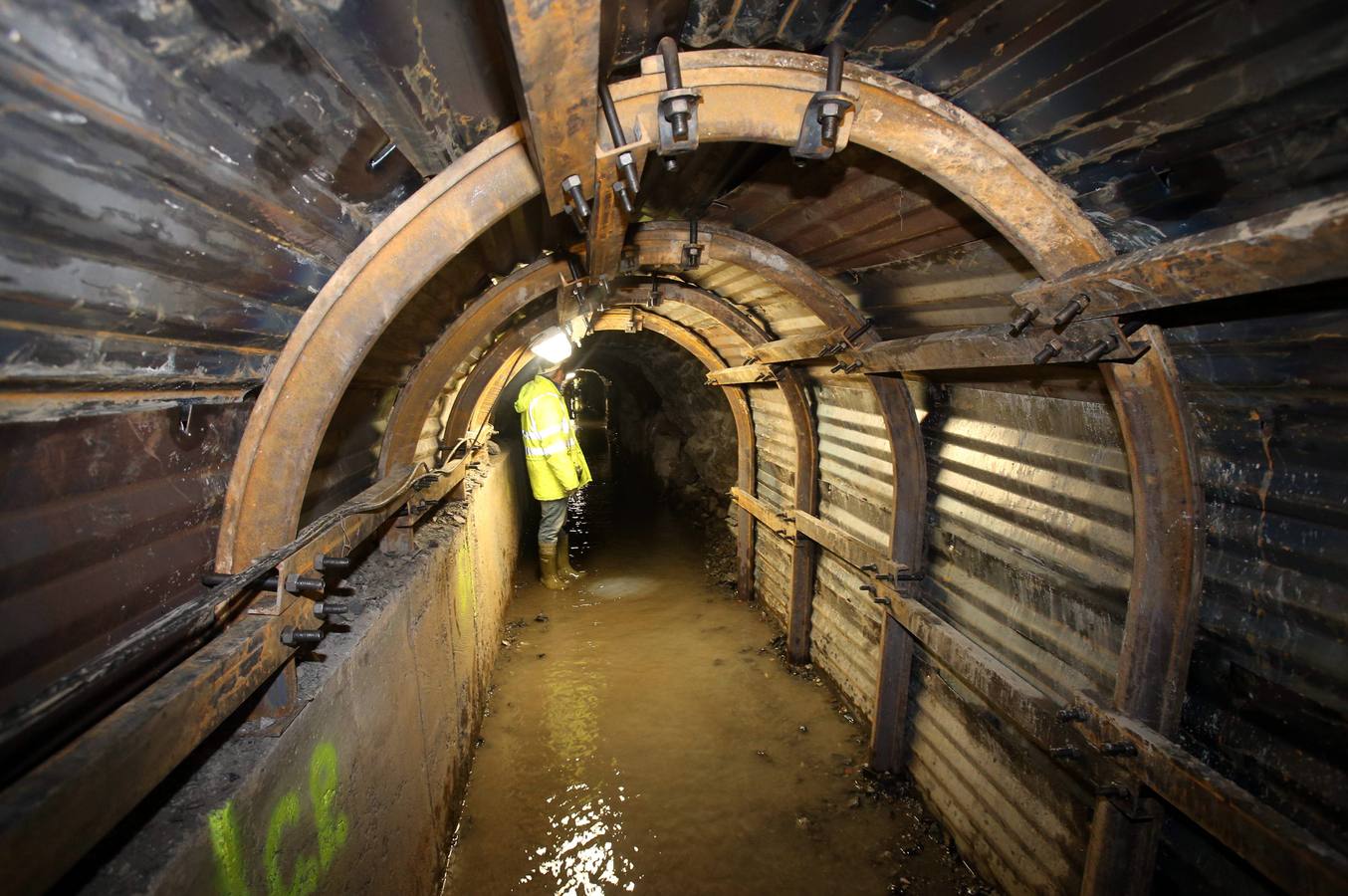 El alcalde de Oviedo visita las obras del canal de agua del Aramo