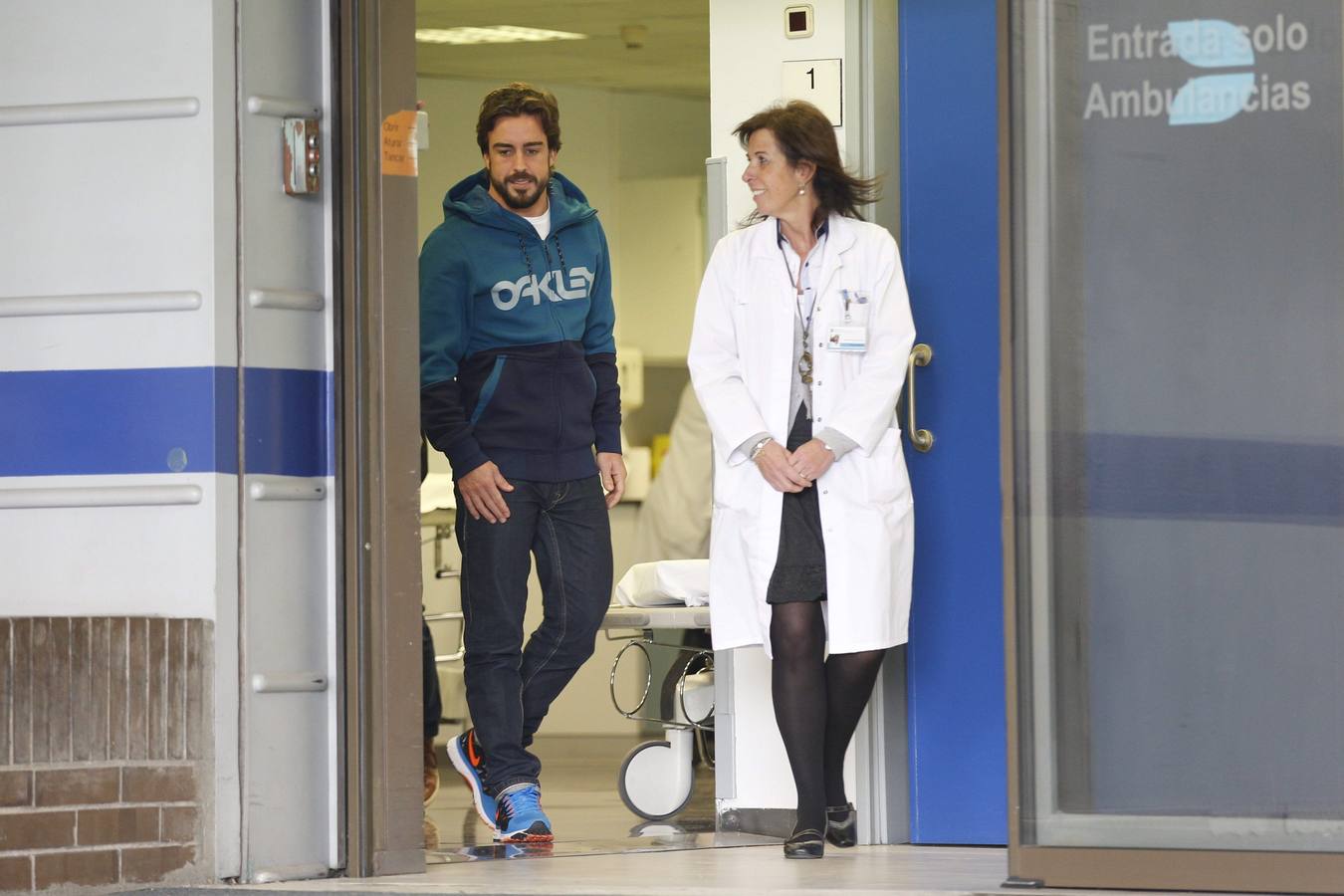 Lara Álvarez acompaña a Fernando Alonso tras salir del hospital