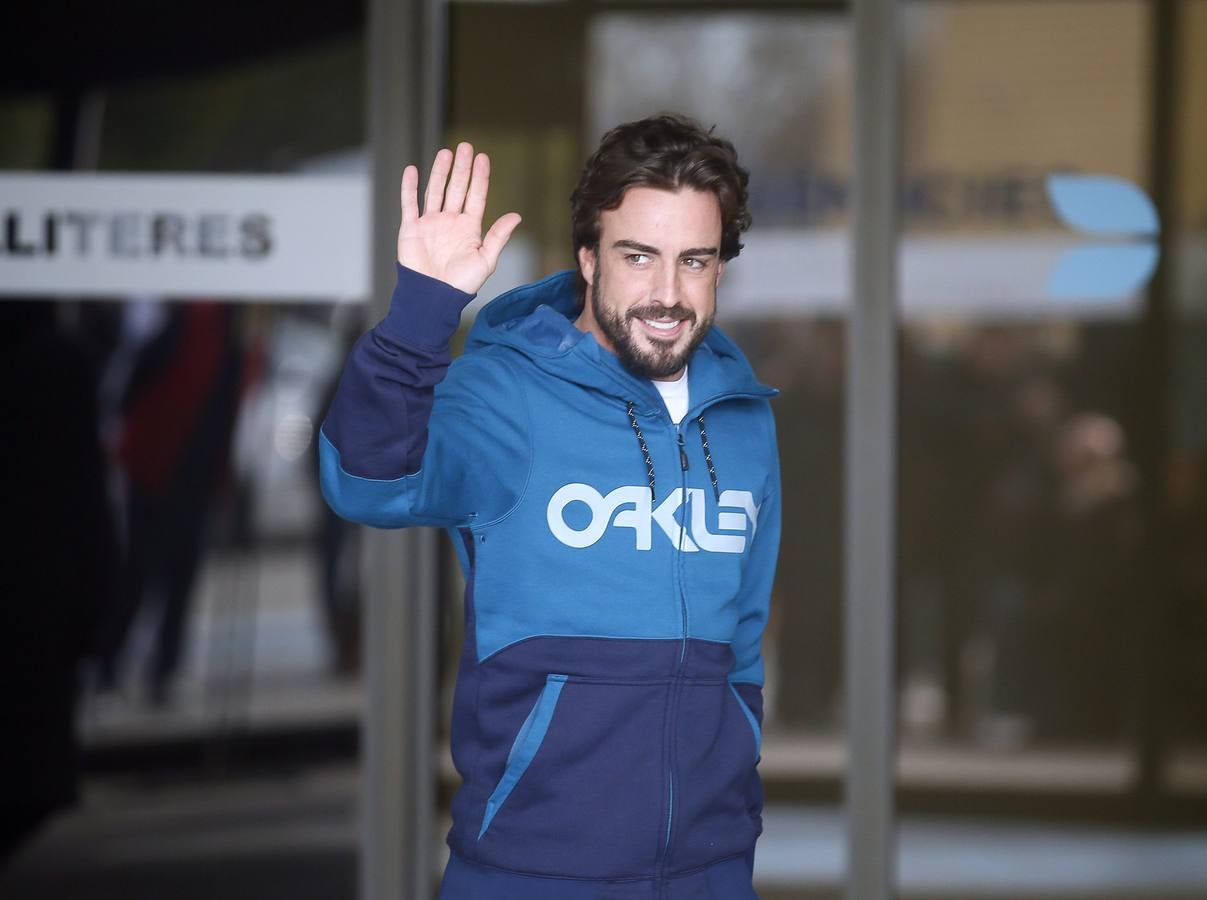 Lara Álvarez acompaña a Fernando Alonso tras salir del hospital