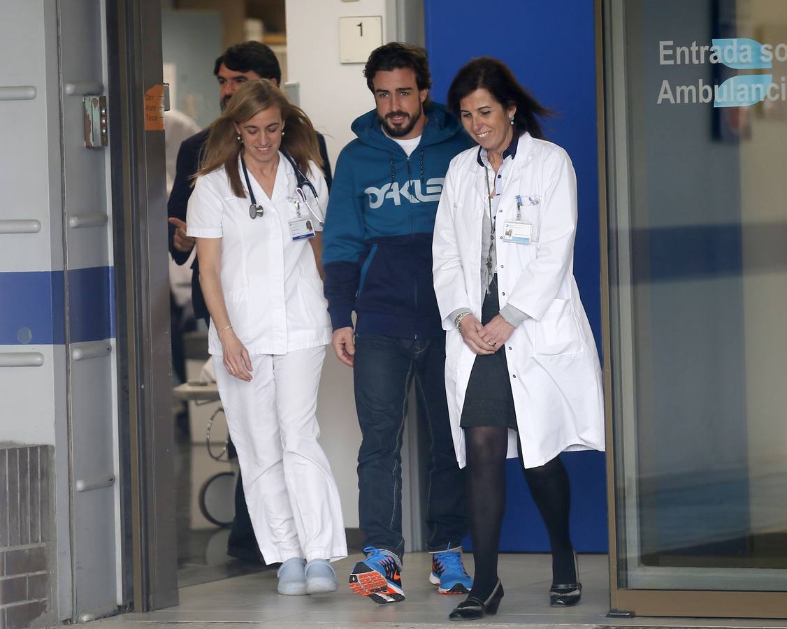 Lara Álvarez acompaña a Fernando Alonso tras salir del hospital