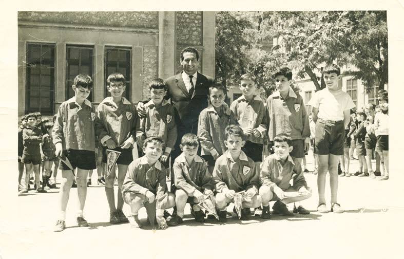 2. Alfredo Pérez Rubalcaba (tercero por la izquierda) y Jaime Lissavetzky (cuarto por la derecha), junto al legendario jugador Paco Gento, en el colegio de El Pilar, de Madrid, antes de disputar un partido de fútbol escolar. En la Universidad, Rubalcaba estudio Química. Actualmente imparte clases en la Universidad.