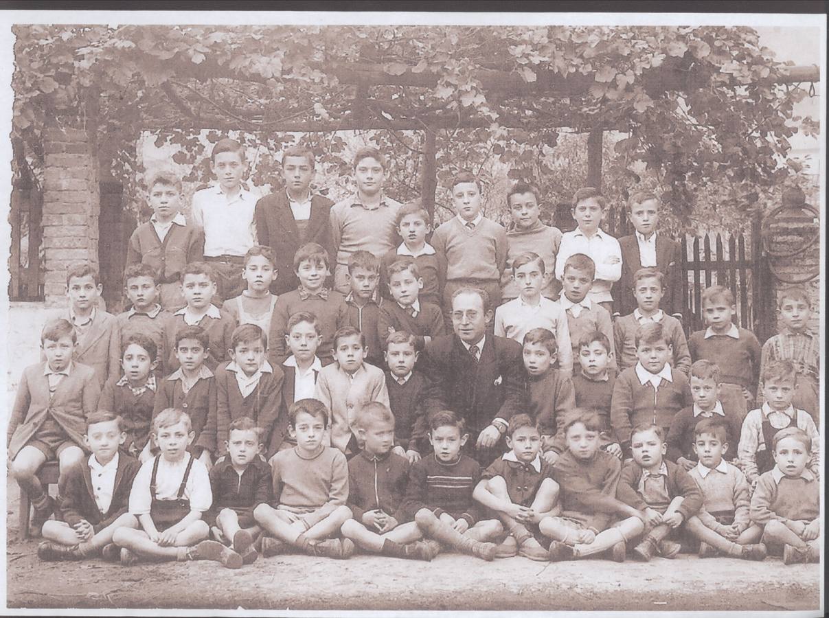 El secretario general de la FSA-PSOE, Javier Fernández, cuarto por la izquierda en la segunda fila por abajo, de niño en una foto con sus compañeros de colegio en Mieres. Luego estudió Minas en Oviedo.