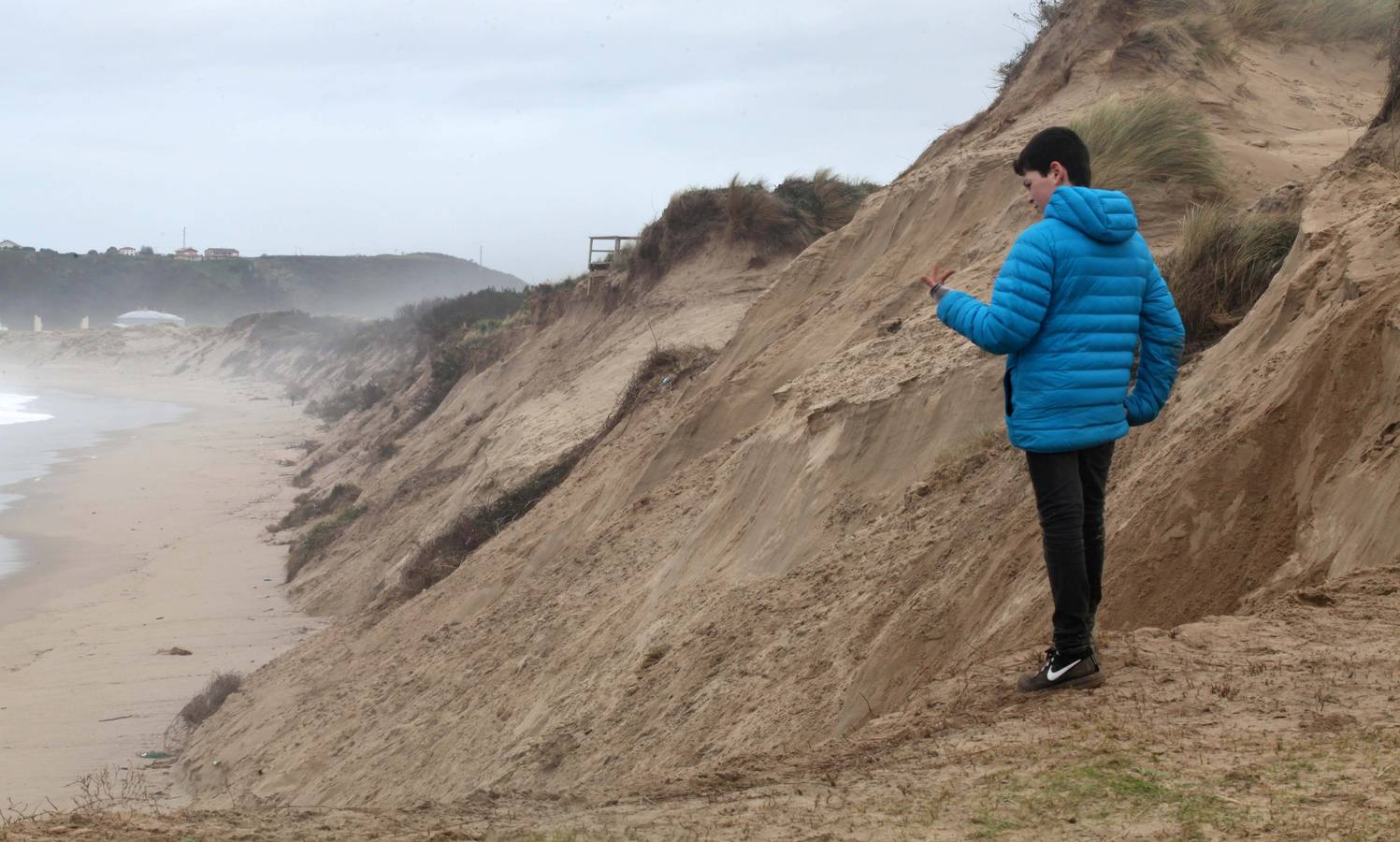 Las dunas de la playa de San Juan, en Castrillón, se convierten en acantilados