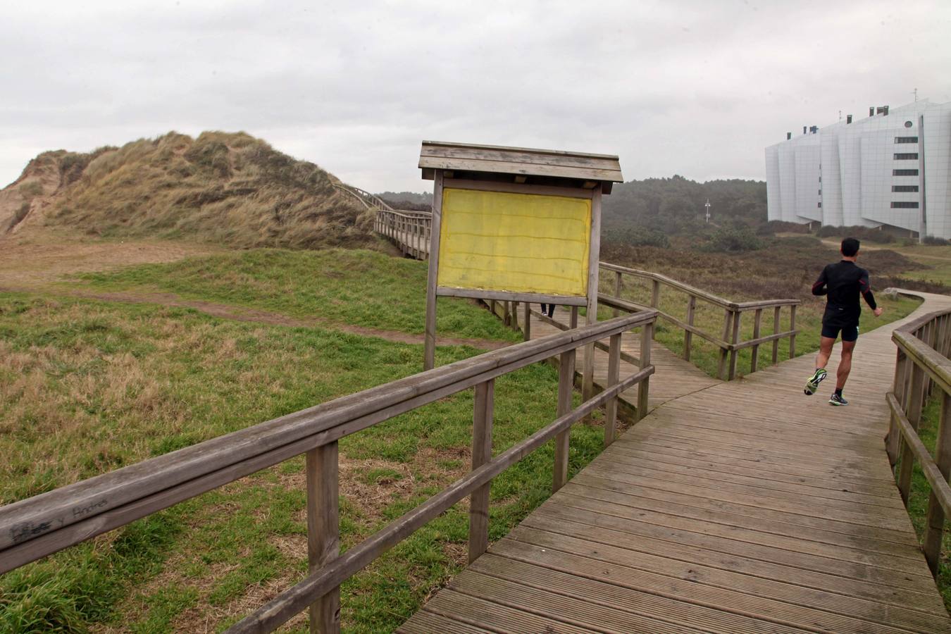 Las dunas de la playa de San Juan, en Castrillón, se convierten en acantilados