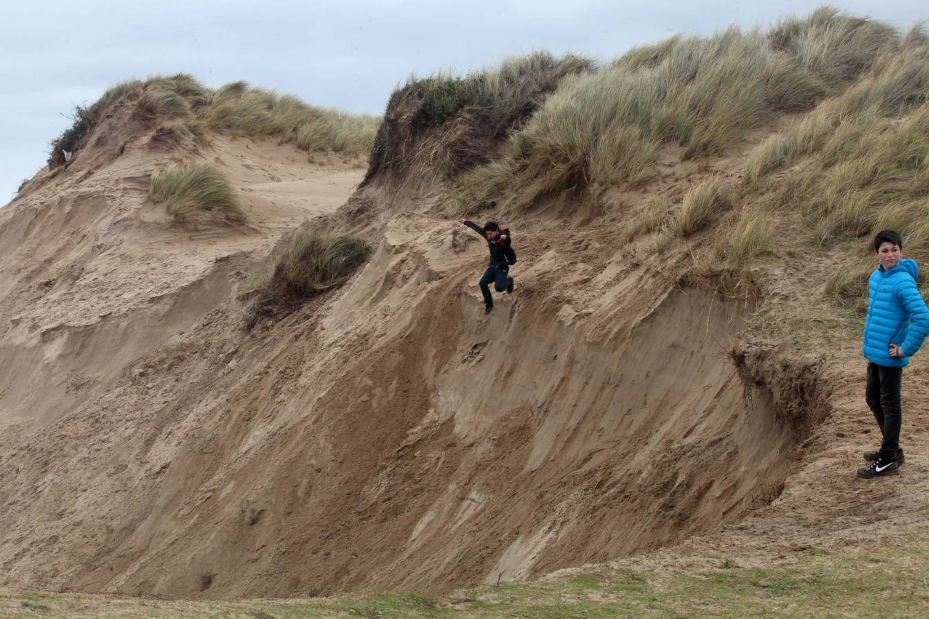 Las dunas de la playa de San Juan, en Castrillón, se convierten en acantilados