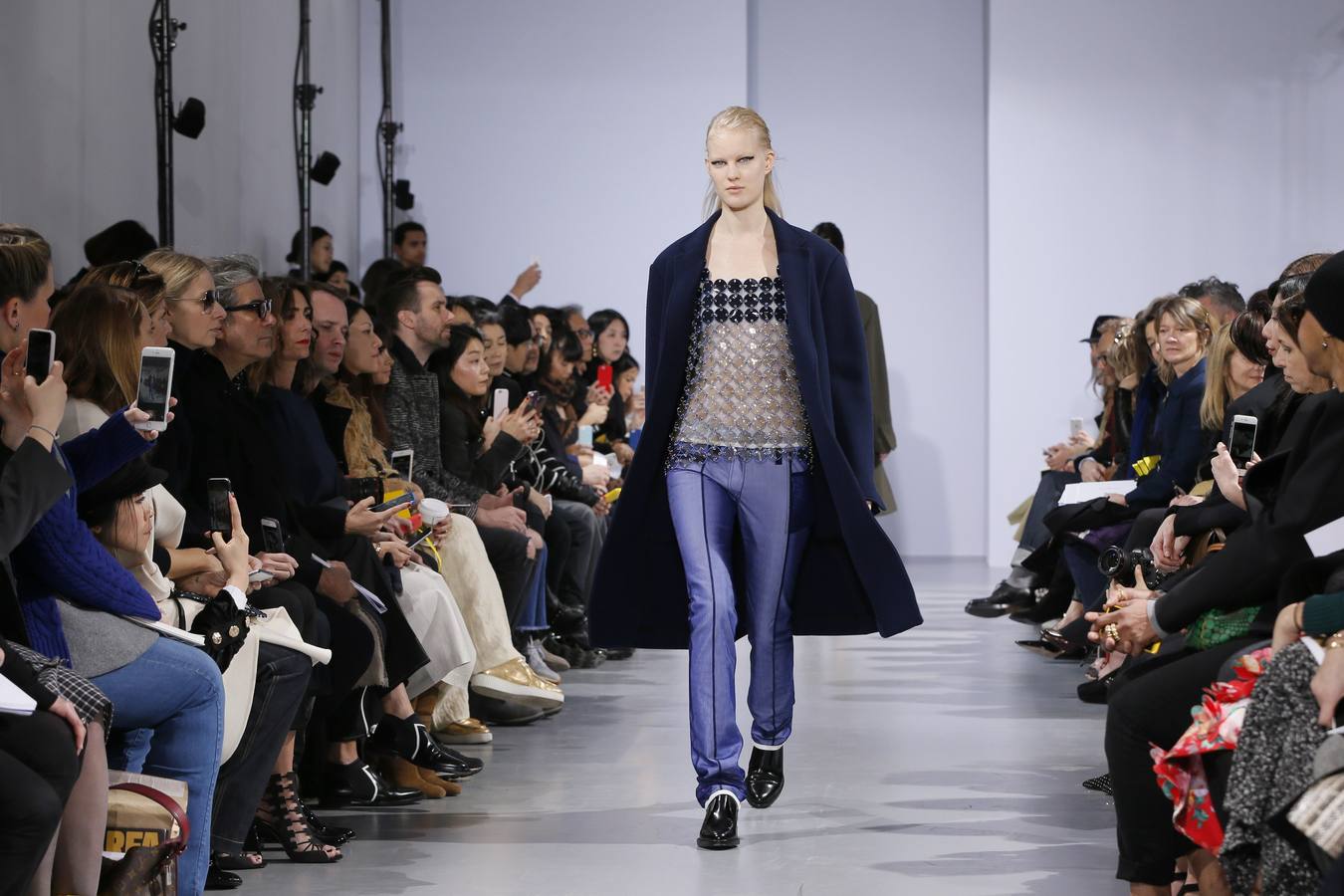 Paco Rabanne se renueva con transparencias en París