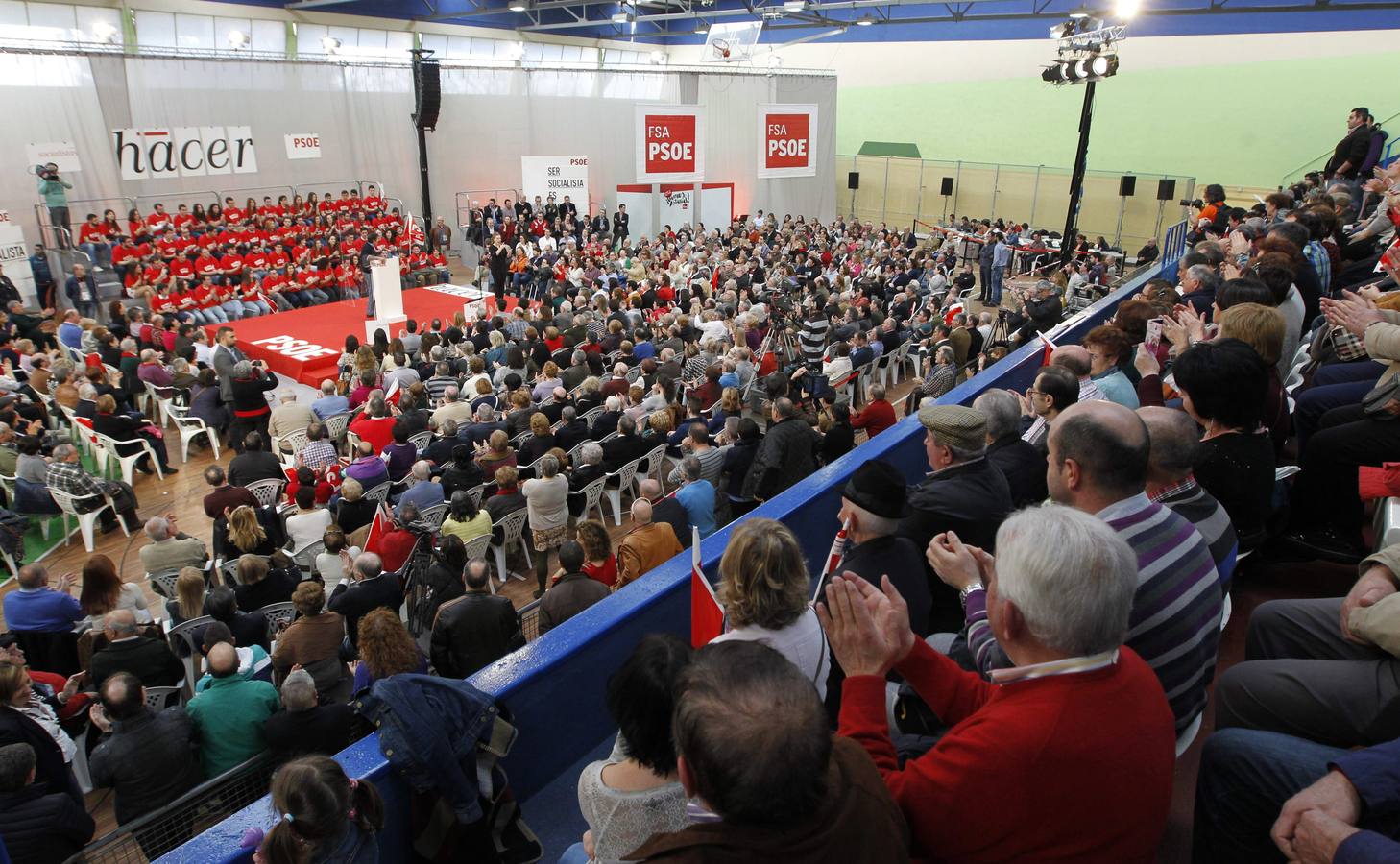 Pedro Sánchez acompaña a Javier Fernández en un multitudinario mitin en La Felguera