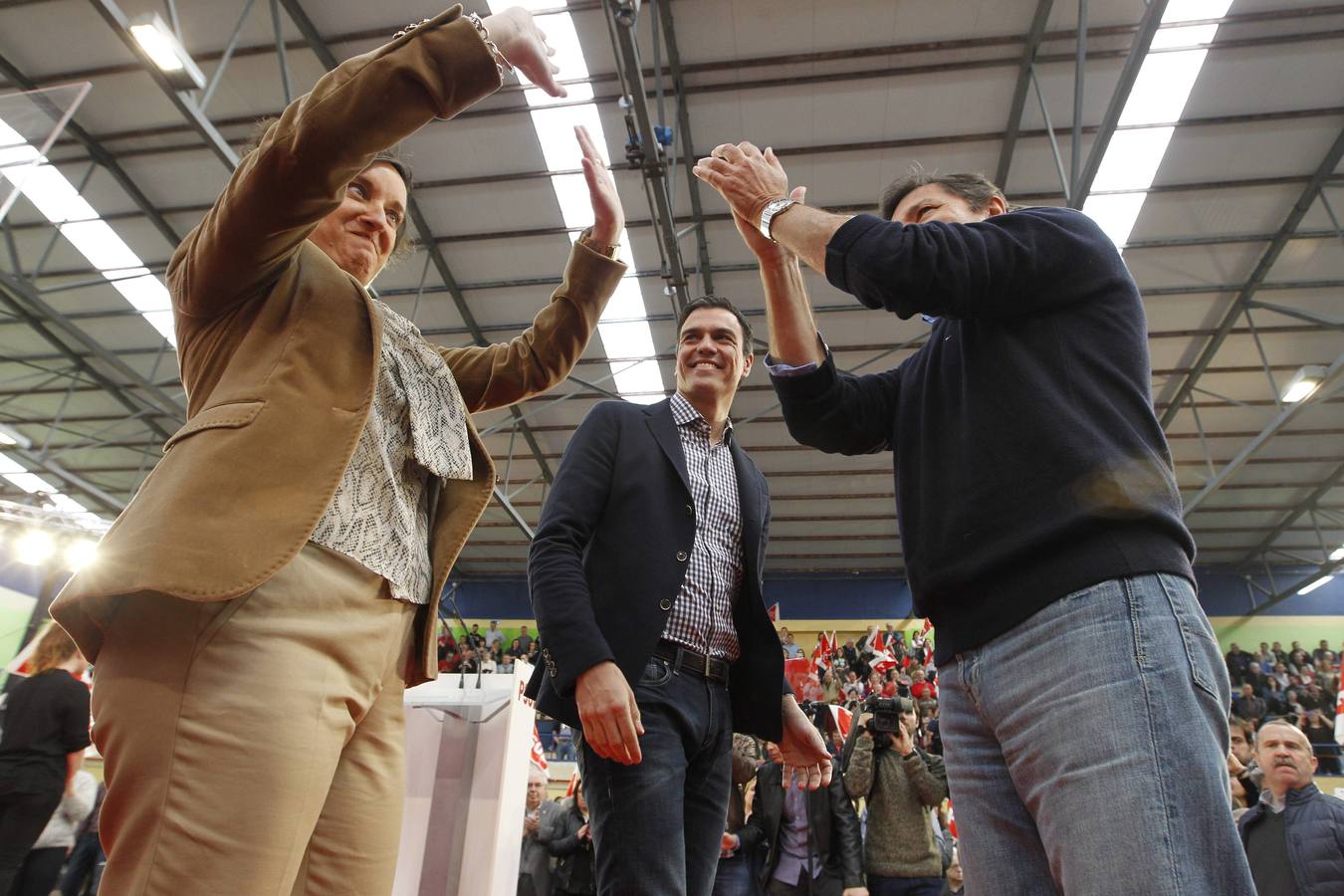 Pedro Sánchez acompaña a Javier Fernández en un multitudinario mitin en La Felguera