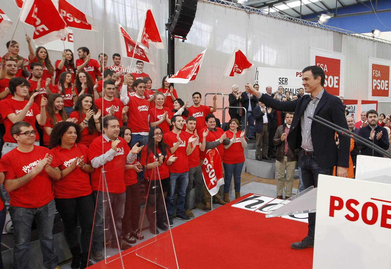 Pedro Sánchez acompaña a Javier Fernández en un multitudinario mitin en La Felguera