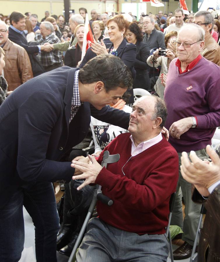 Pedro Sánchez acompaña a Javier Fernández en un multitudinario mitin en La Felguera