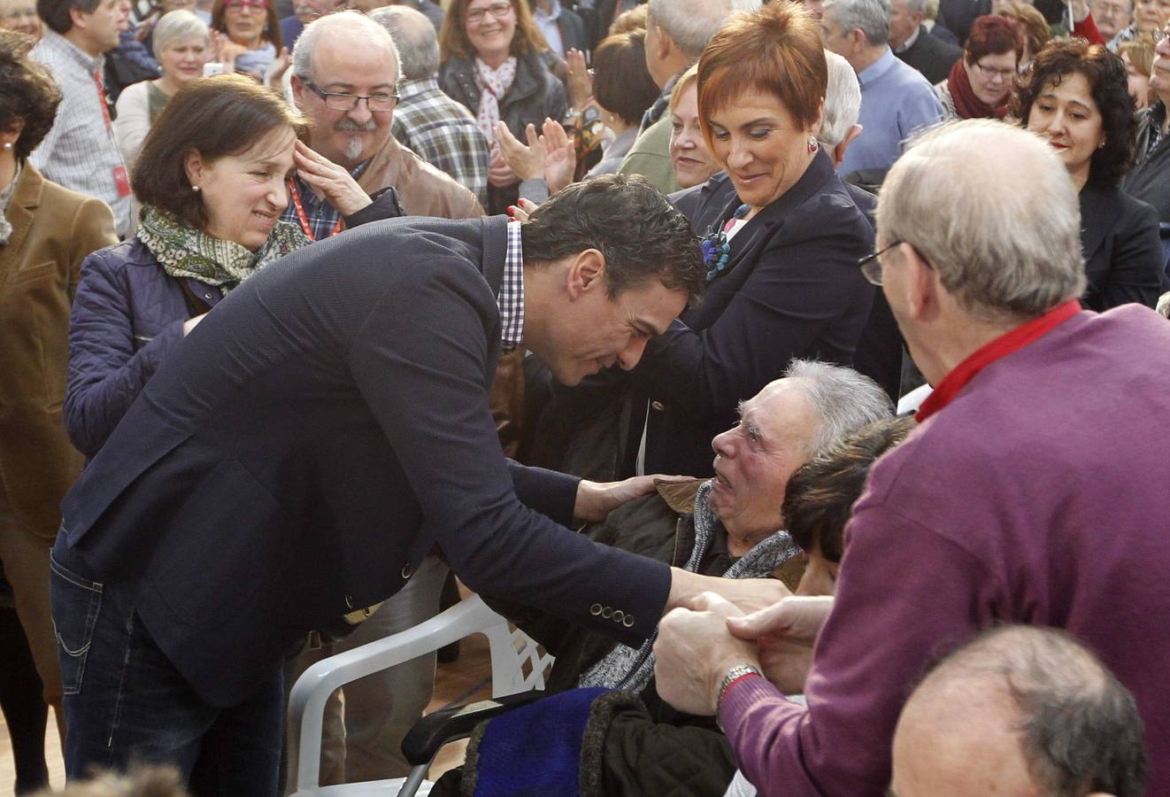 Pedro Sánchez acompaña a Javier Fernández en un multitudinario mitin en La Felguera