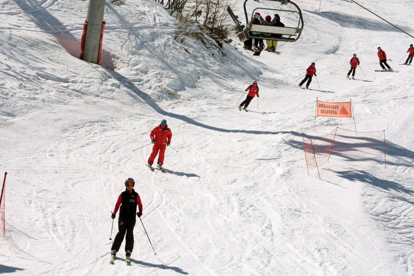 Espléndida jornada de esquí en la estación de Fuentes de Invierno