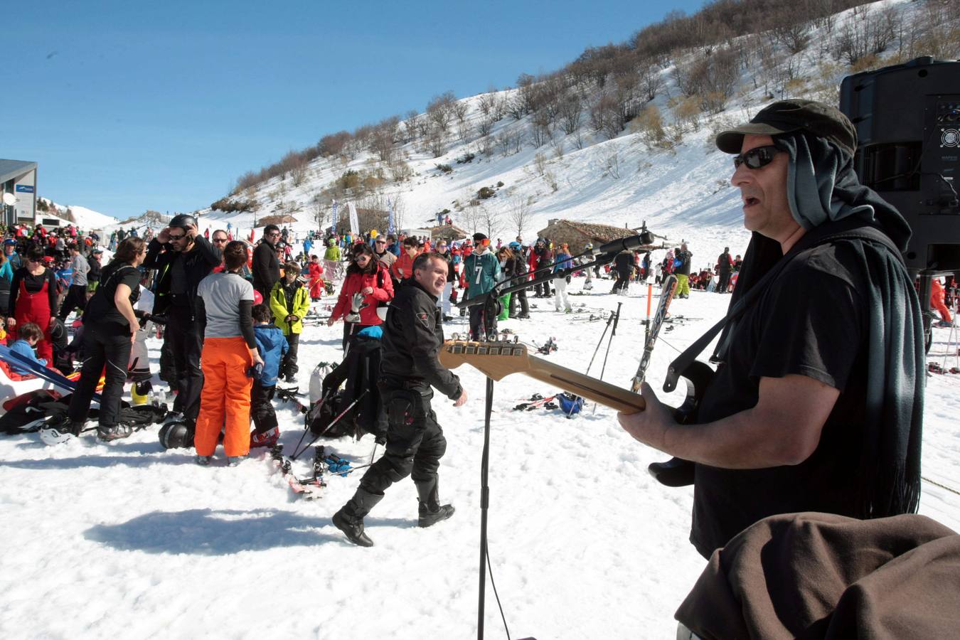 Espléndida jornada de esquí en la estación de Fuentes de Invierno