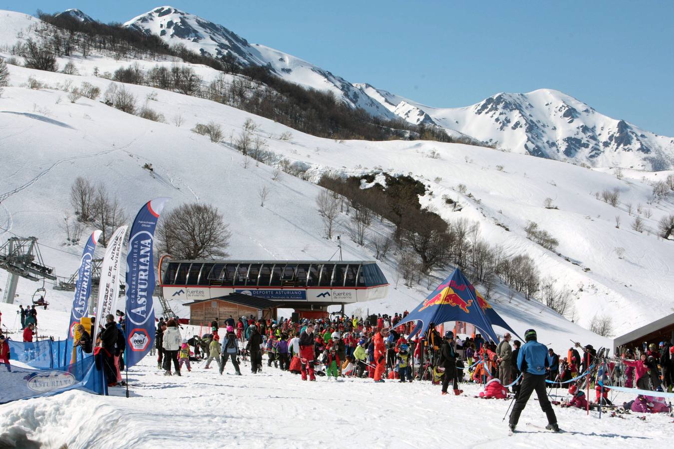 Espléndida jornada de esquí en la estación de Fuentes de Invierno
