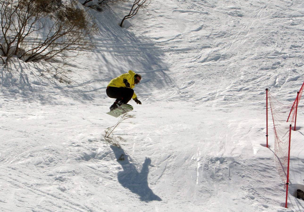 Espléndida jornada de esquí en la estación de Fuentes de Invierno