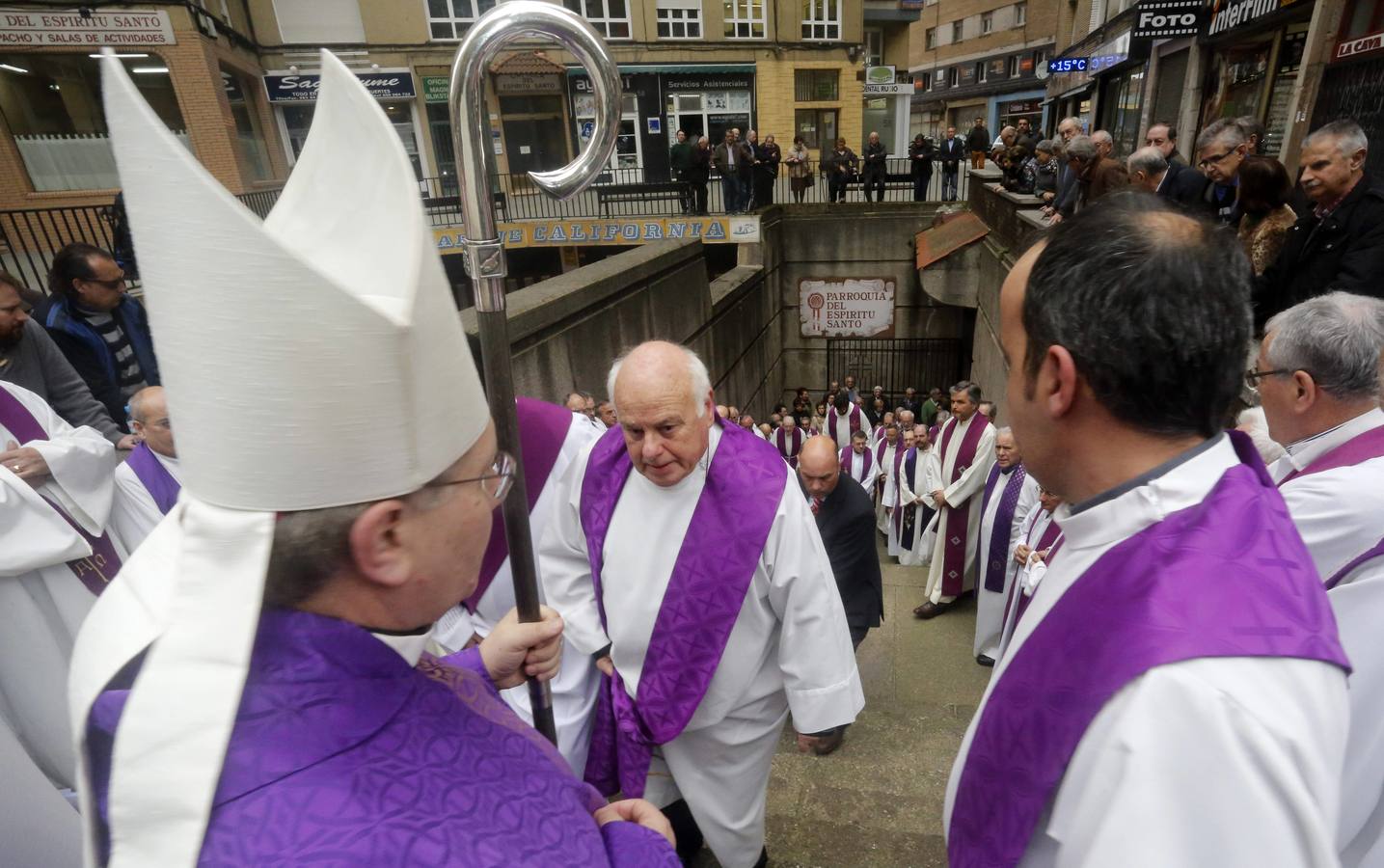 Multitudinaria despedida al sacerdote José Manuel Fueyo