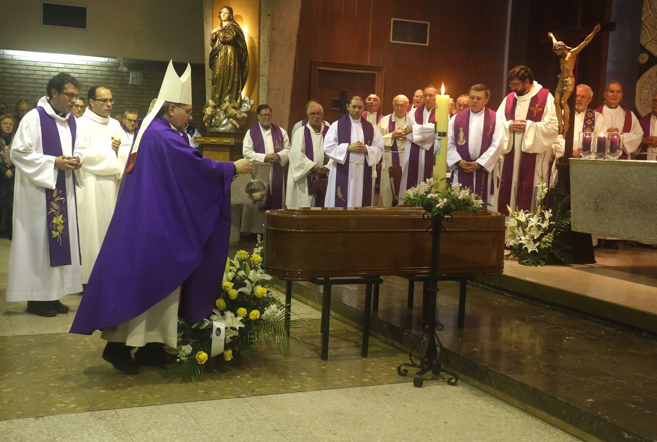 Multitudinaria despedida al sacerdote José Manuel Fueyo