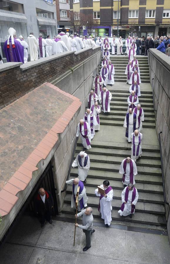 Multitudinaria despedida al sacerdote José Manuel Fueyo