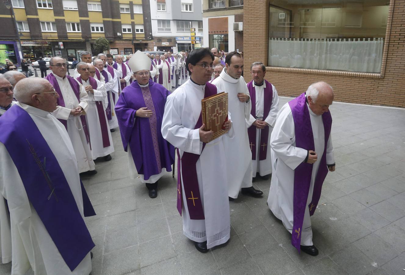 Multitudinaria despedida al sacerdote José Manuel Fueyo