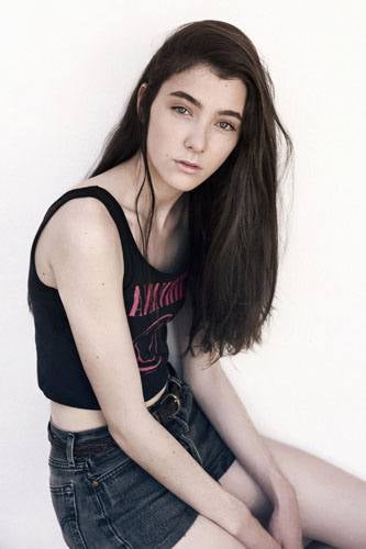 Mar González, la gimnasta de Oviedo que ha conquistado París desfilando para la firma Givenchy