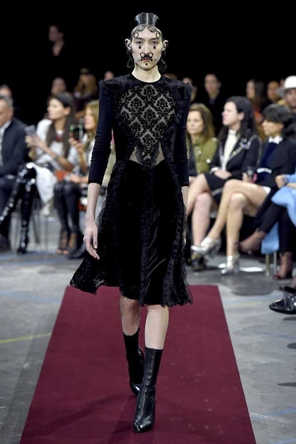 Mar González, la gimnasta de Oviedo que ha conquistado París desfilando para la firma Givenchy