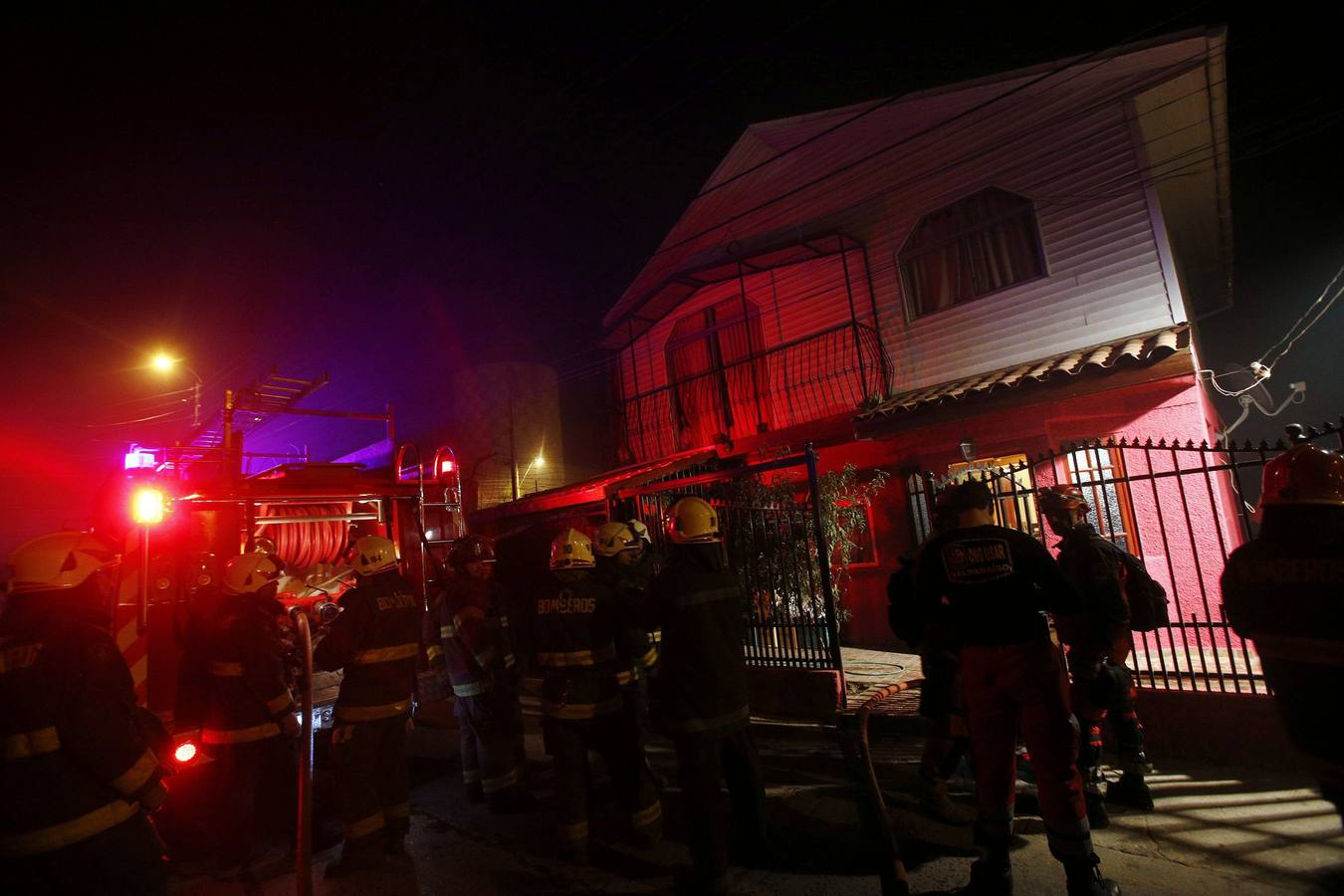 Las llamas devoran el puerto chileno de Valparaíso