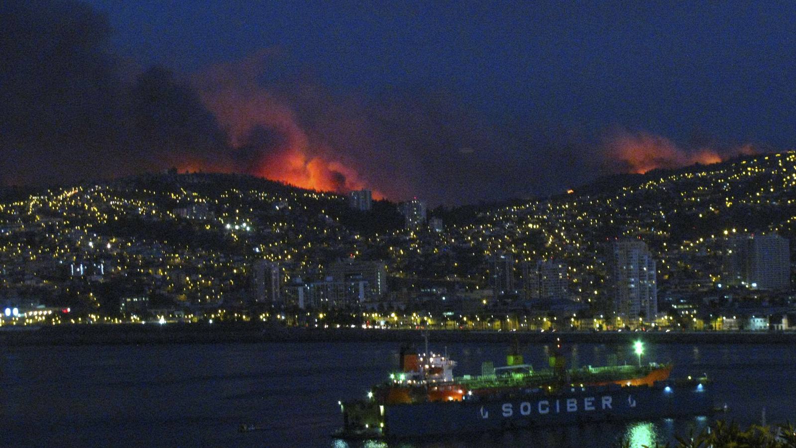 Las llamas devoran el puerto chileno de Valparaíso