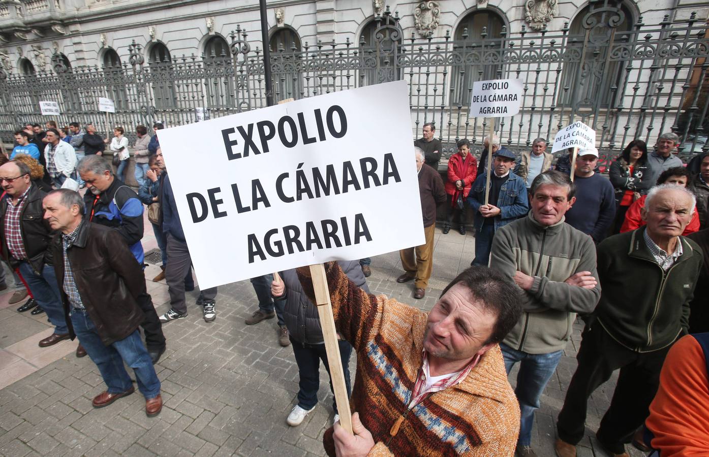 Los ganaderos se manifiestan contra las políticas del Principado