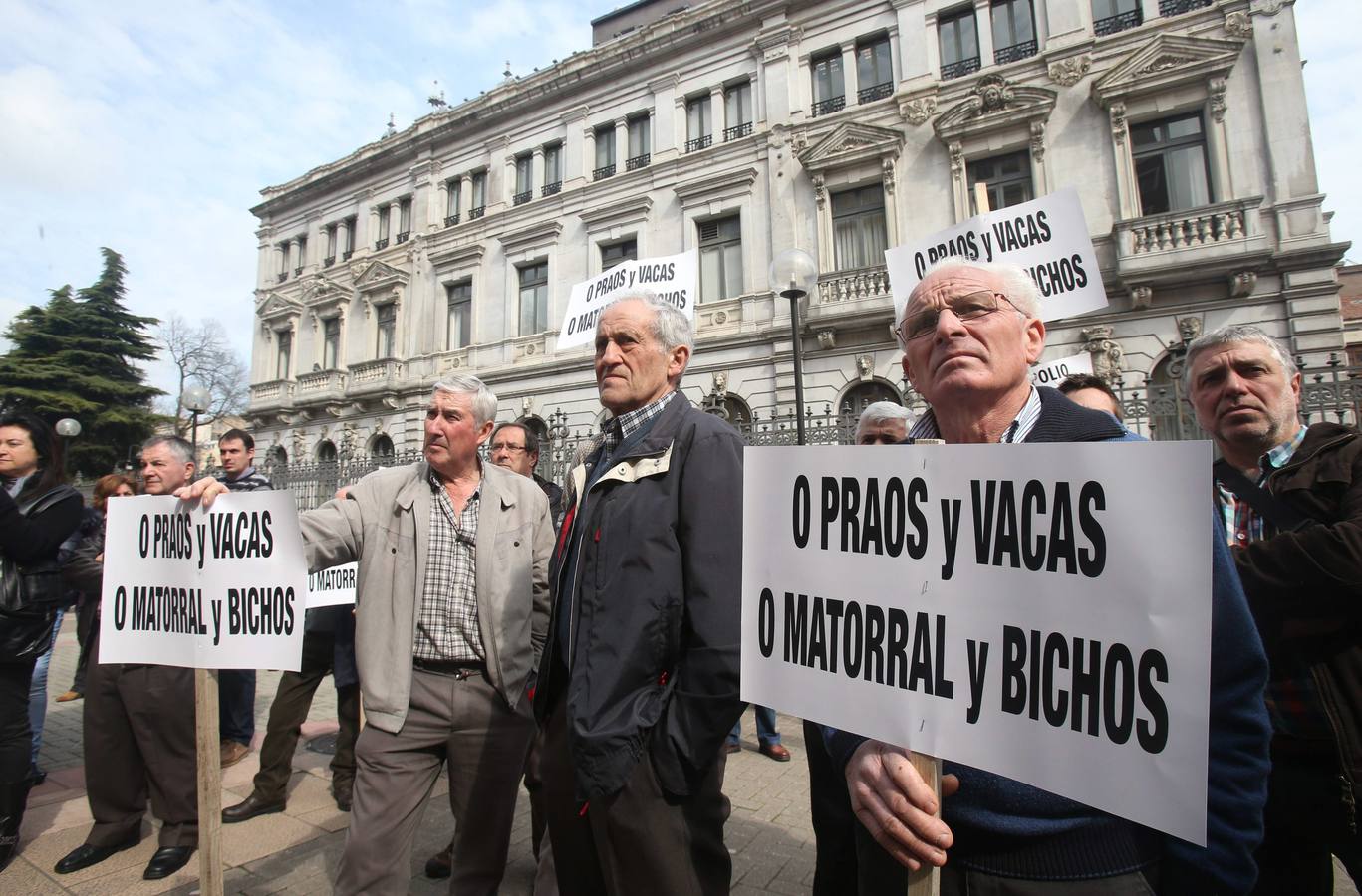 Los ganaderos se manifiestan contra las políticas del Principado