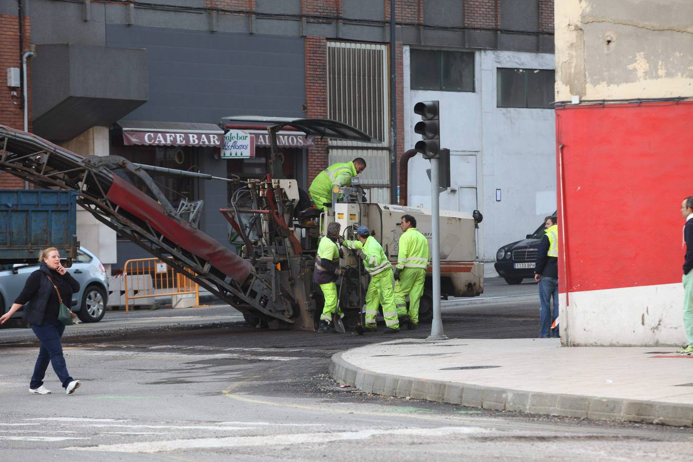 La glorieta de Los Oficios de Avilés, cortada