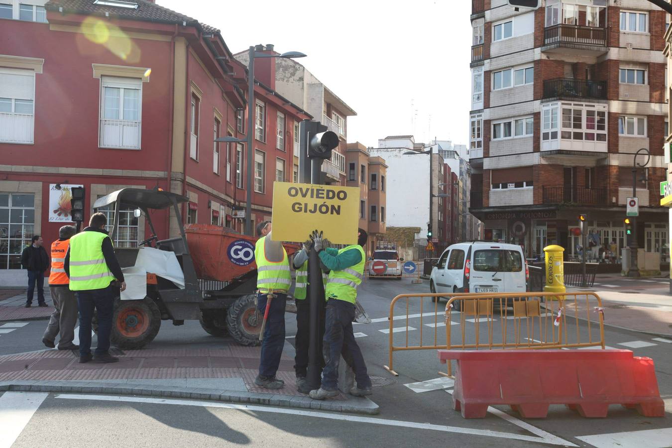 La glorieta de Los Oficios de Avilés, cortada