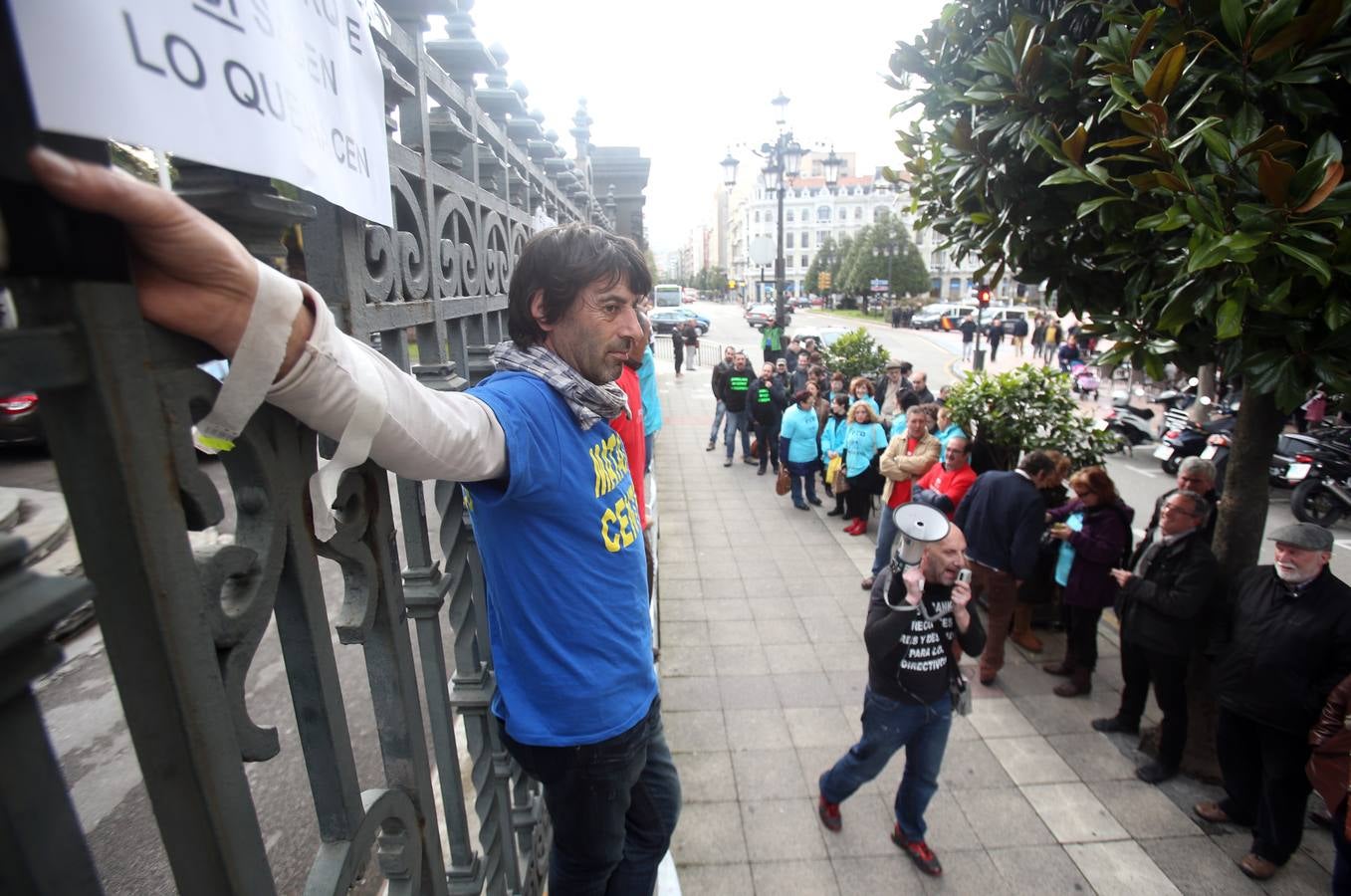 Crucificados frente al Parlamento asturiano por un trabajo mejor