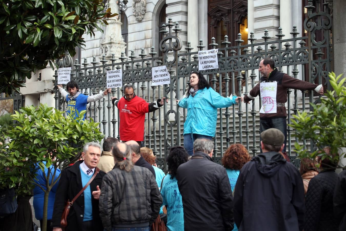 Crucificados frente al Parlamento asturiano por un trabajo mejor