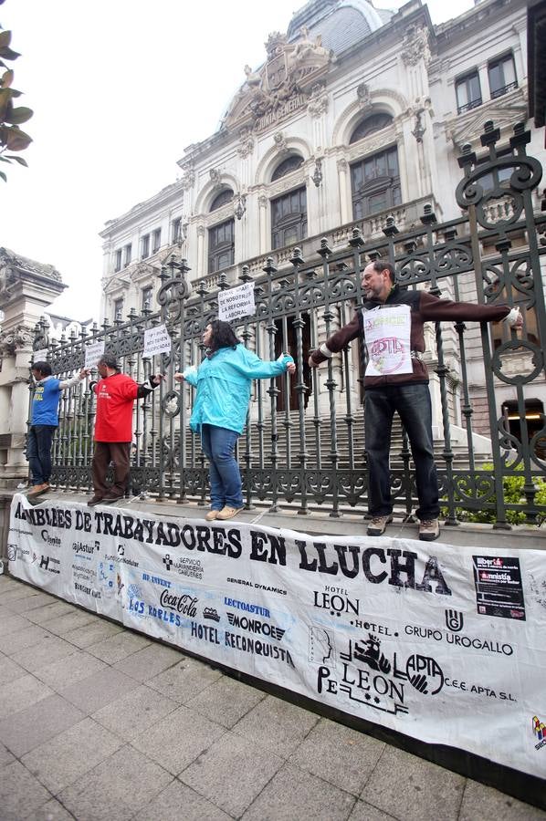 Crucificados frente al Parlamento asturiano por un trabajo mejor