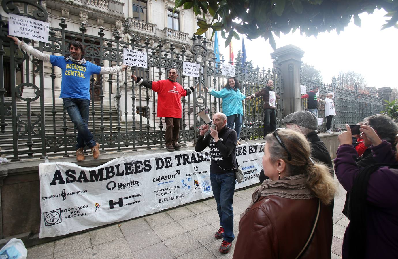 Crucificados frente al Parlamento asturiano por un trabajo mejor