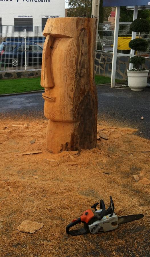 Radek Golebiewski hace impresionantes esculturas con los árboles que poda y tala