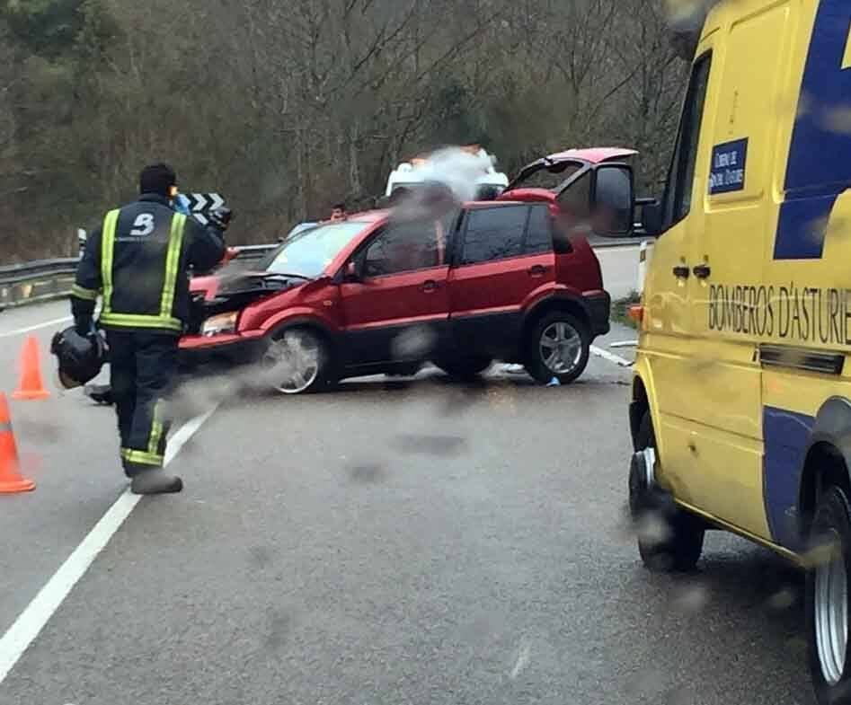 Dos heridos en un accidente en Cangas de Onís