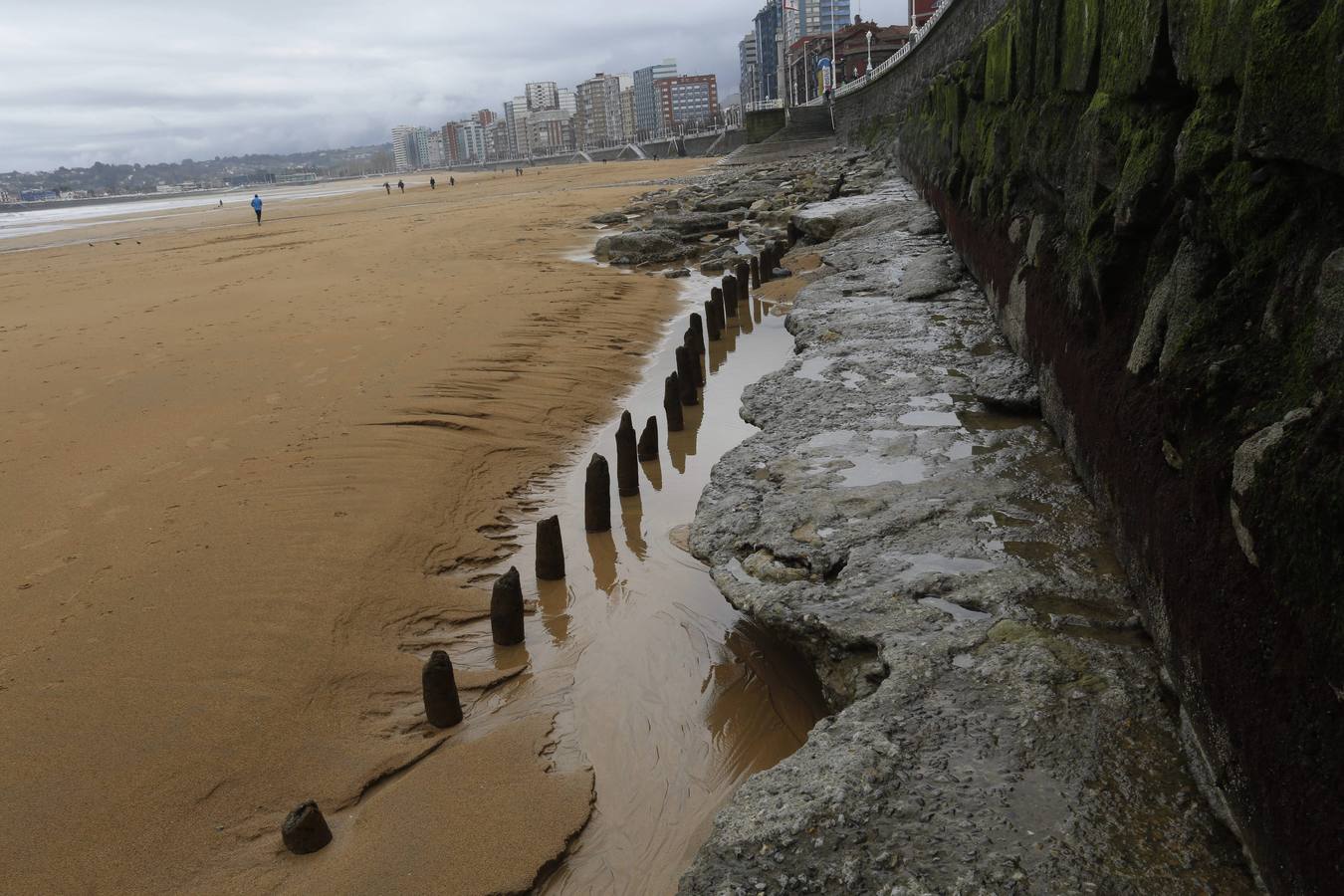 Las consecuencias de las mareas y los temporales en la playa de San Lorenzo