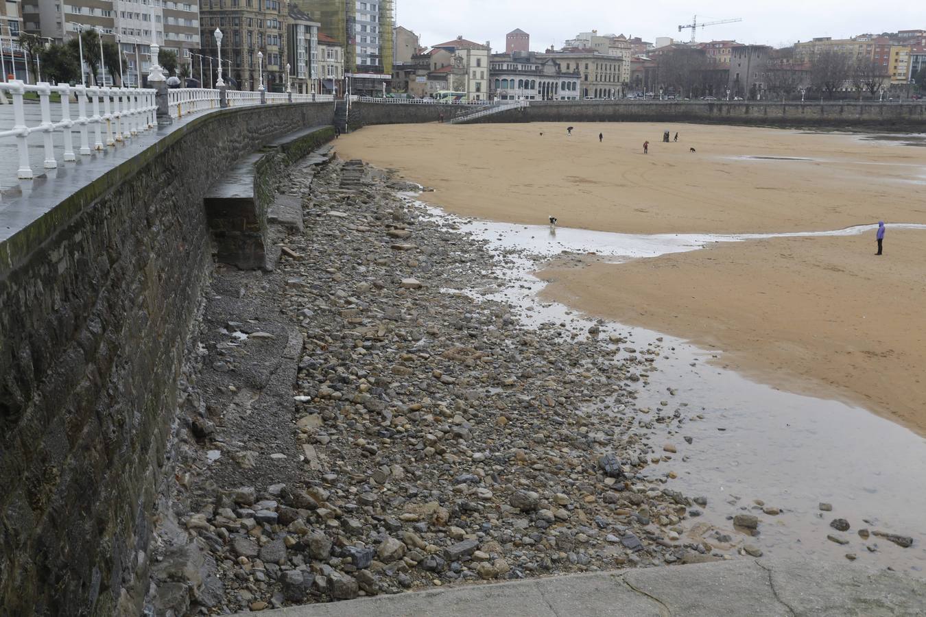 Las consecuencias de las mareas y los temporales en la playa de San Lorenzo