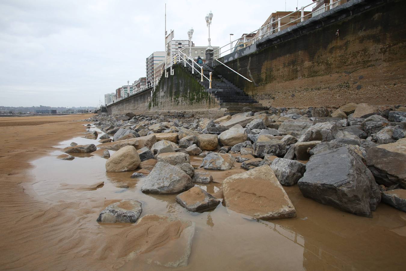 Las consecuencias de las mareas y los temporales en la playa de San Lorenzo