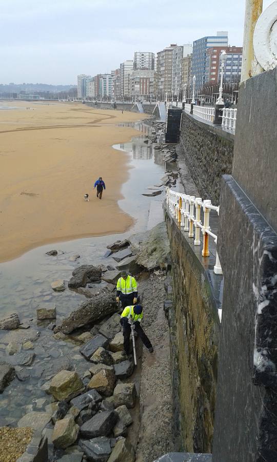 Las consecuencias de las mareas y los temporales en la playa de San Lorenzo