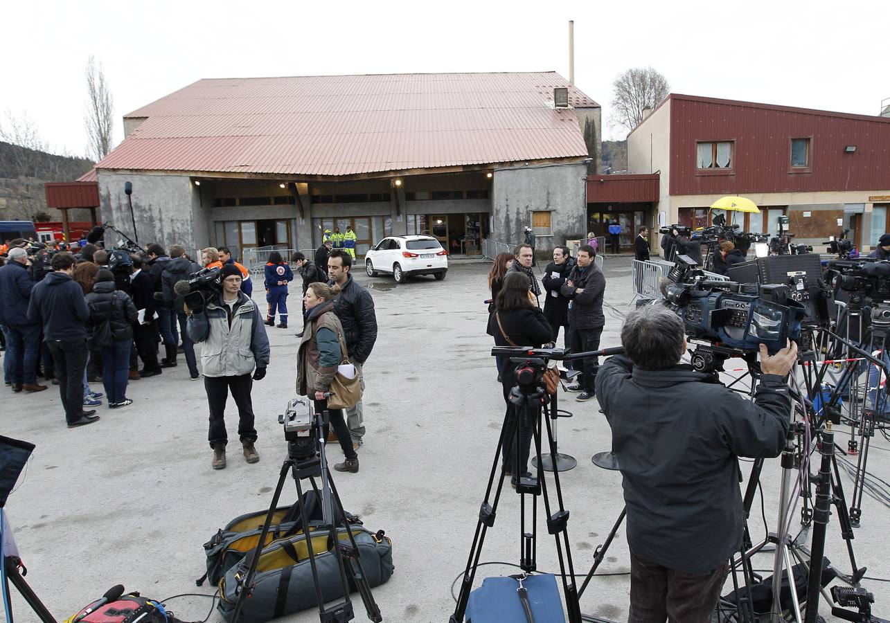 Expectación miática en los Alpes. SEYNE-LES- ALPES (FRANCIA). Periodistas y miembros de los servicios de rescate galos, en la zona donde se ha reanudado la búsqueda de los restos del Airbus A320 de la compañía Germanwings. El avión se estrelló en los Alpes franceses y que se ha cobrado la vida de 150 personas, 42 de las cuales son españolas.