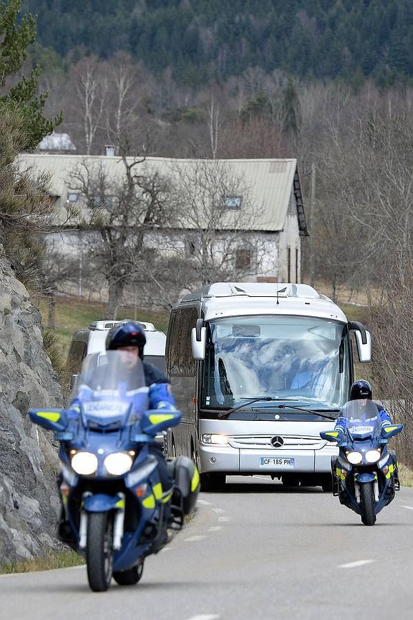 Los familiares, escoltados. SEYNE-LES- ALPES (FRANCIA). Un autocar con los familiares de algunas de las víctimas del vuelo de Germanwings llega a la localidad de Seyne-les-Alpes, escoltados por la Policía.