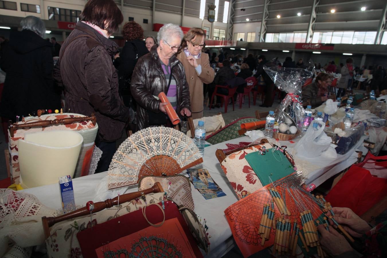 Encuentro de encajeras de bolillos en el recinto ferial de Santullano