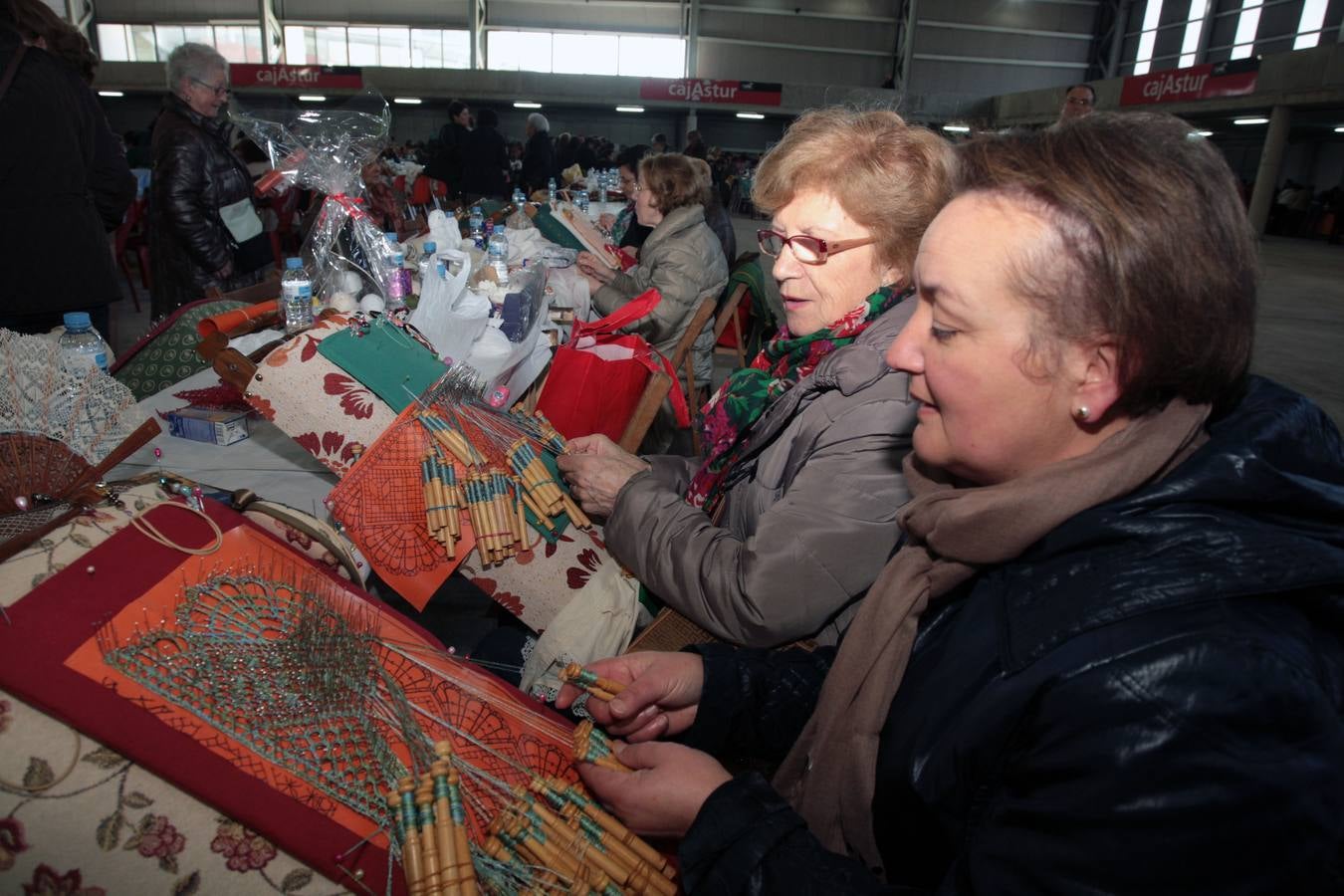 Encuentro de encajeras de bolillos en el recinto ferial de Santullano